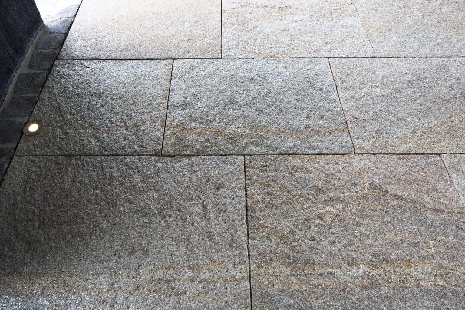 Luserna Gneis Giallo Bahnen